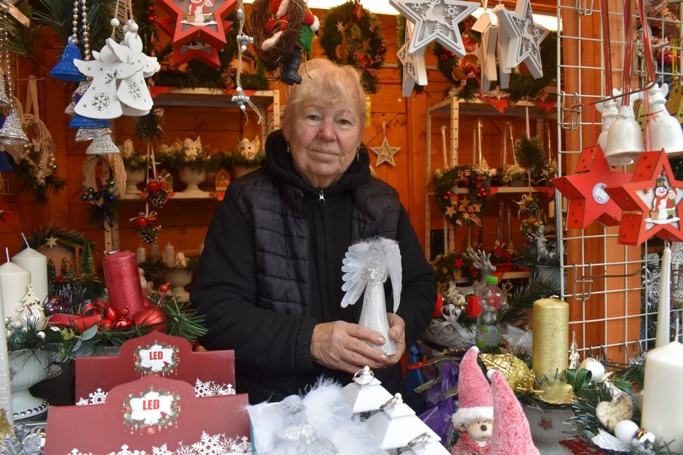 Marie Aichyngerová (75) z Teplic je samovýrovýrovbce vánoční výzdoby a na mostecké trhy jezdí prodávat přes padesát let.