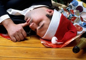 Opilci na vánočním večírku v lepším případě usnou. V tom horším se porvou. Ilustrační foto