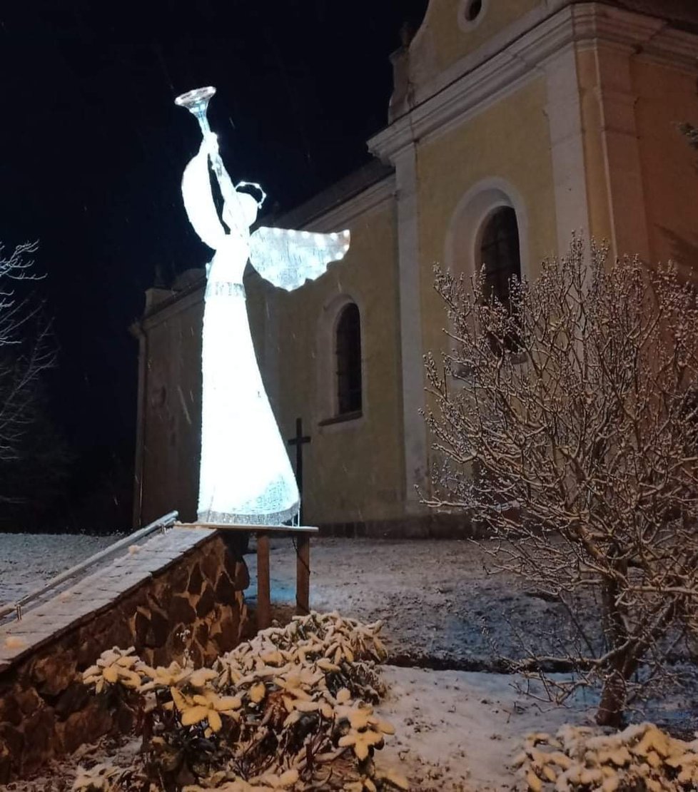 rosinec 2021:Cílem zloděje se stal světelný anděl u kostela v Chodové Plané na Tachovsku.