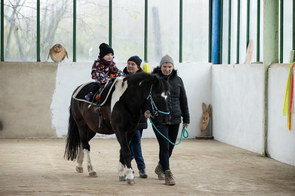 Třikrát týdně holčičce pomáhá hipoterapie, na koni je evidentně spokojená.