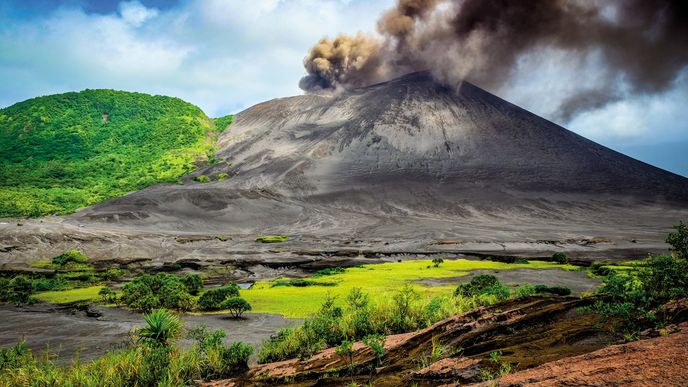 Mount Yasur, údajně nejpřístupnější aktivní sopka světa a největší tahák ostrova Tanna