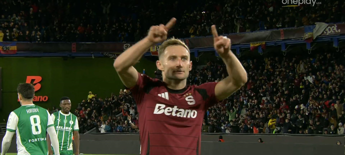 Sparťanský vtipálek Kuchta si gestem zahrál na rozhodčího u monitoru, ale duel s Bohemkou byl spíš k pláči než k smíchu.