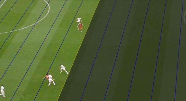 Na snímku je jasně vidět, že střelec branky Luis Díaz (nahoře v červeném) je před posledním bránícím hráčem Tottenhamu Cristianem Romerem Na snímku je jasně vidět, že střelec branky Luis Díaz (nahoře v červeném) je před posledním bránícím hráčem Tottenhamu Cristianem Romerem