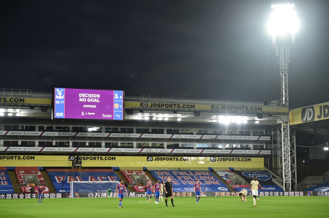 Pohled na prázdný stadion v Crystal Palace a obrazovku s rozhodnutím, že gól domácích neplatí