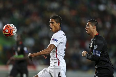 Obránce Raphaël Varane je již oporou francouzské reprezentace