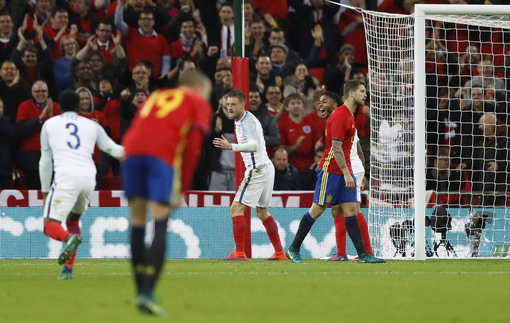 Útočník Anglie Jamie Vardy předvedl po svém gólu do sítě Španělska Mannequin Challenge