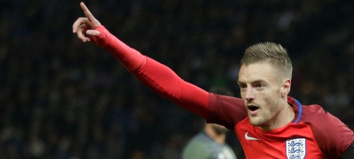 Jamie Vardy se raduje z prvního reprezentačního gólu