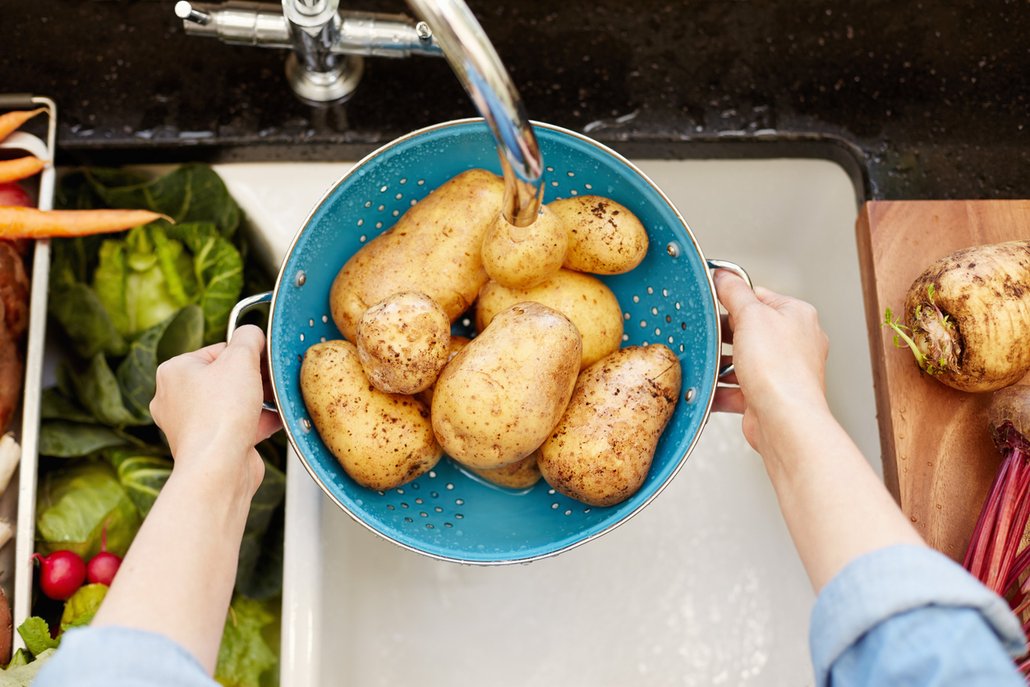 Aby vám šly brambory uvařené ve slupce dobře loupat, zchlaďte je ledovou vodou