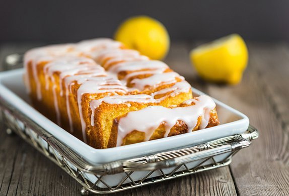 K sladkému biskupskému chlebíčku se ale skvěle hodí i příjemně nakyslá citronová poleva