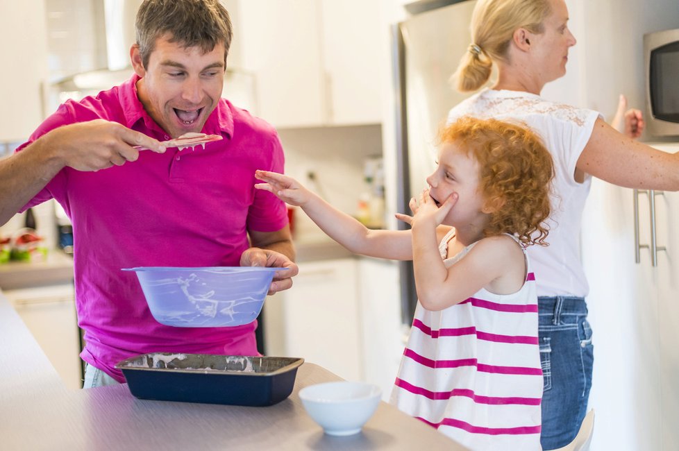 Vaření s dětmi se vyplatí. Rozvíjí u nich důležité schopnosti. (ilustrační foto)