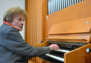 Varhanice Alena Štěpánková Veselá se chystá na oslavu 100. narozenin. Občas si ještě ráda zahraje.