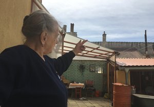 Sousedka Zdena  Dufková (84) uvedla, že z komínu vedlejšího domu cítila občas velký smrad, vůbec ale netušila, že se v něm vyrábí drogy.