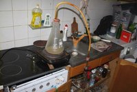 Domem se linul smrad jako v chemičce: Muž tvrdil sousedům, že opravuje kola, vařil ale pervitin
