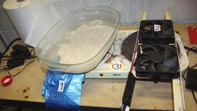 Toxi tým zlikvidoval varnu pervitinu v centru Brna: Pachatele lapili přímo při výrobě drogy