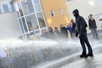 Ve Varnsdorfu demonstrovalo 200 lidí proti zásahům policie