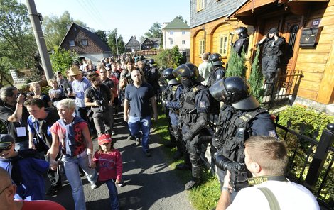 Težkooděnci chrání dům varnsdorfského místostarosty.