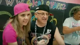 Ředitel střední školy ve Varnsdorfu natáčel propagační video jako rapper, jeho podřízení mluví o šikaně.