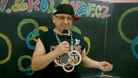 Ředitel střední školy ve Varnsdorfu natáčel propagační video jako rapper, jeho podřízení mluví o šikaně.