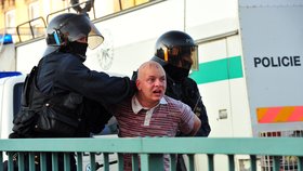 Policisté museli proti demonstrantům zakročit