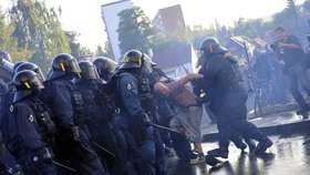 Agresivní demonstranty policie bez problémů uklidnila