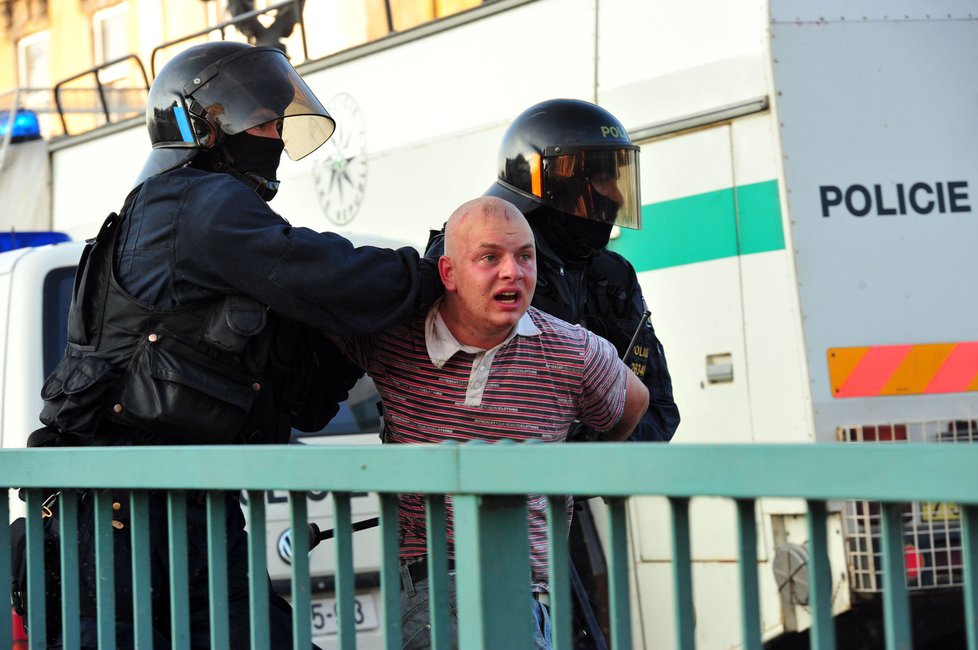 Policisté museli proti demonstrantům zakročit