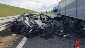 Na D3 u Kaplice narazilo BMW do stojící kolony kamionů.