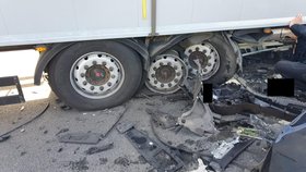 Na D3 u Kaplice narazilo BMW do stojící kolony kamionů.