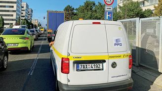 Žluté majáčky mají třeba plynaři, auto kontrolující zaplacení parkovného nebo nadměrný náklad Žluté majáčky mají třeba plynaři, auto kontrolující zaplacení parkovného nebo nadměrný náklad