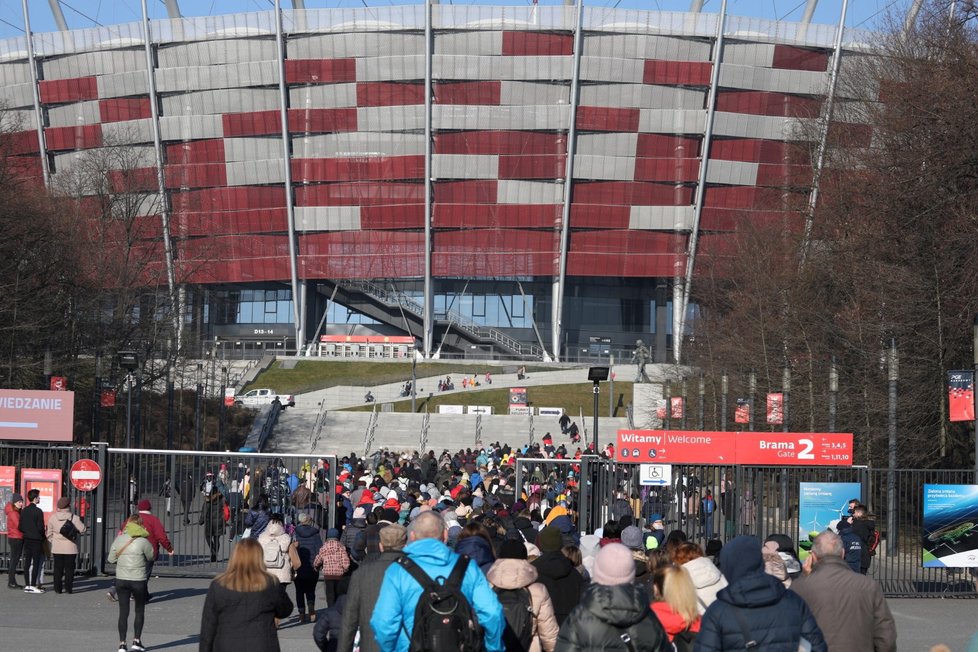 Fronty před Národním stadionem ve Varšavě, kde se vyřizují formality pro uprchlíky (19. 3. 2022)