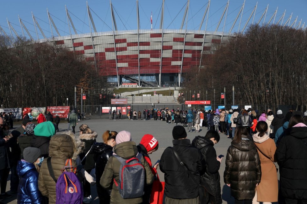 Fronty před Národním stadionem ve Varšavě, kde se vyřizují formality pro uprchlíky (19. 3. 2022)