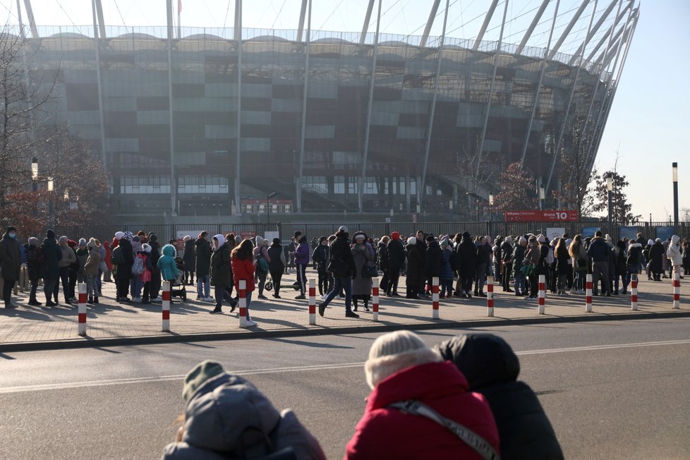 Fronty před Národním stadionem ve Varšavě, kde se vyřizují formality pro uprchlíky (19. 3. 2022)