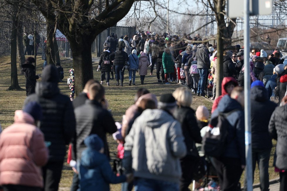 Fronty před Národním stadionem ve Varšavě, kde se vyřizují formality pro uprchlíky (19. 3. 2022)