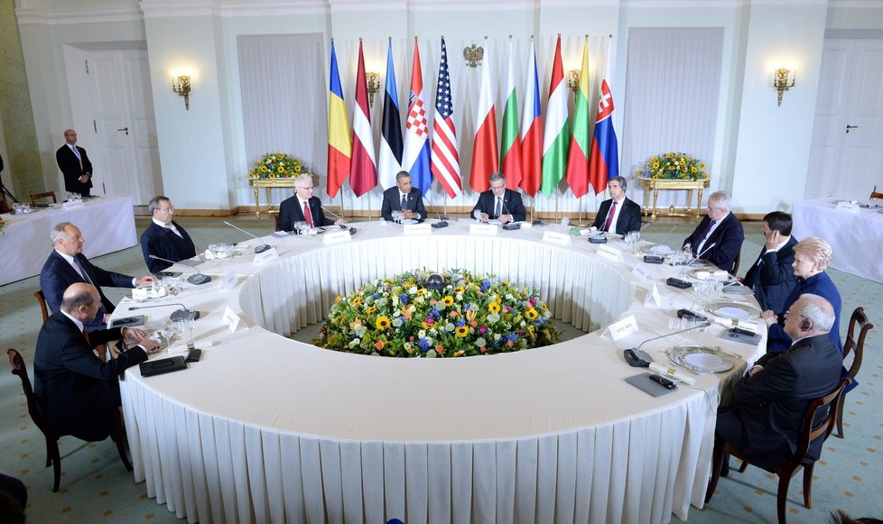 Čtyči desítky evropských státníků se ve Varšavě sešly s americkým prezidentem Barackem Obamou