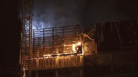 Rozestavěnou chloubu Varšavy zachvátil požár v několika horních patrech