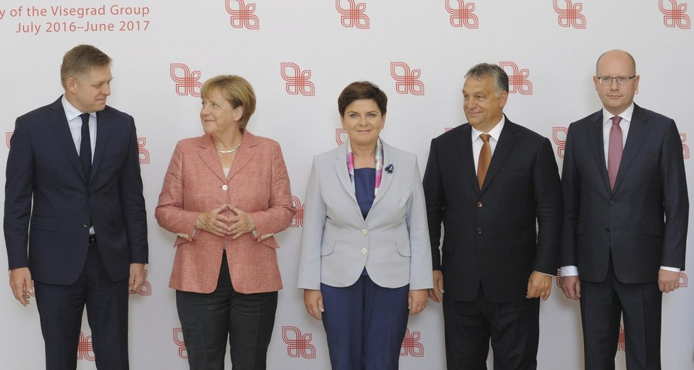 Šéfové vlád Slovenska, Německa, Polska, Maďarska a Česka. Zleva Robert Fico, Angela Merkelová, Beata Szydlová, Viktor Orbán a Bohuslav Sobotka