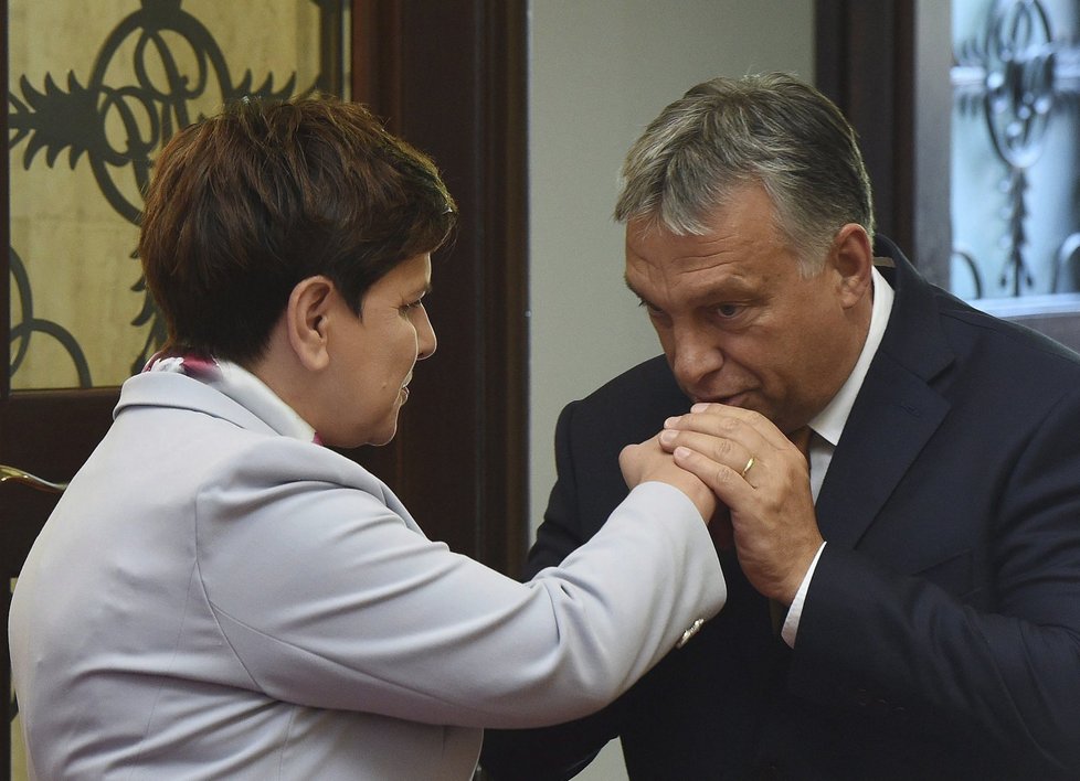 Maďarský premiér Viktor Orbán líbá ruku polské premiérce Beatě Szydlové. Oba ví, jak přitáhnout uzdu demokracii.