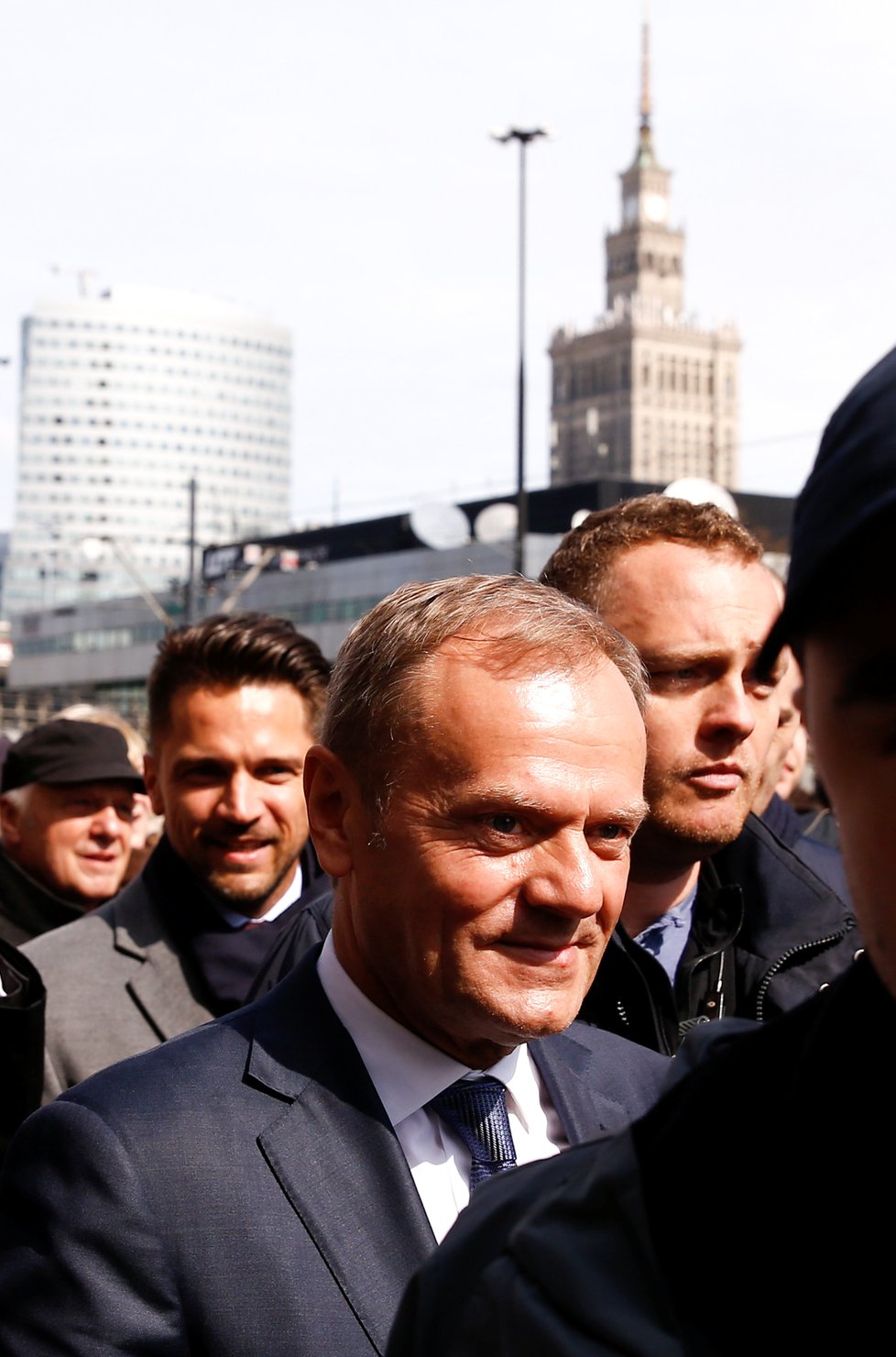 Na Donalda Tuska čekaly na varšavském nádraží stovky příznivců.