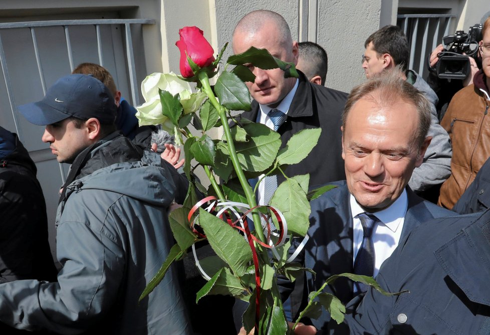 Na Donalda Tuska čekaly na varšavském nádraží stovky příznivců.