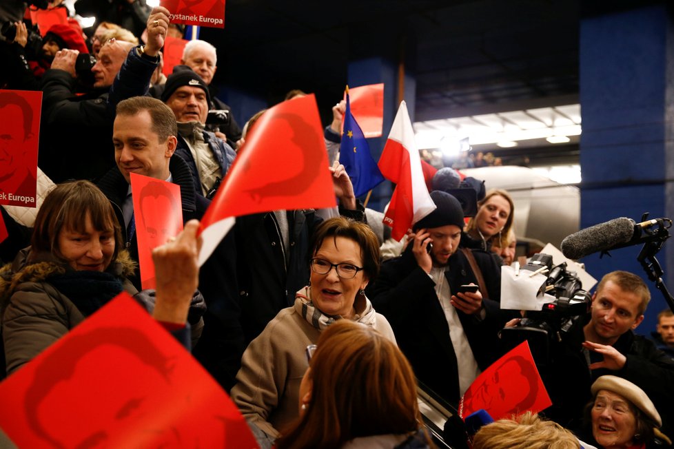 Na Donalda Tuska čekaly na varšavském nádraží stovky příznivců.