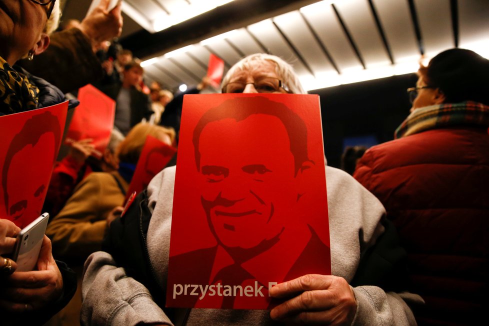 Na Donalda Tuska čekaly na varšavském nádraží stovky příznivců.