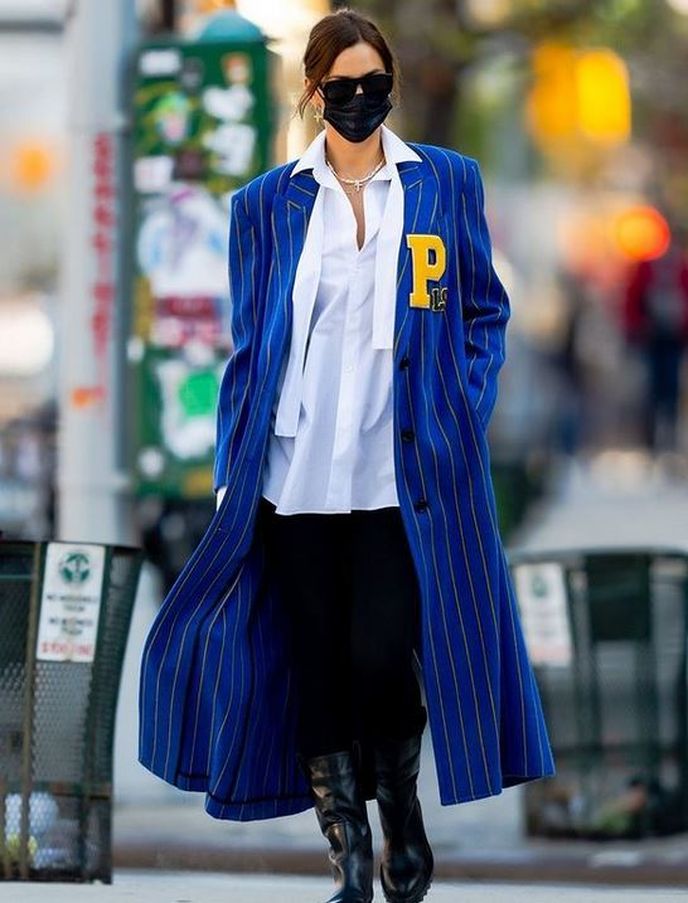 Modelka Irina Shayk a její letošní pojetí varsity módy. Dlouhý kabát vycházející z prvků univerzitního oblečení je skvělým osvěžením tohoto stylu.