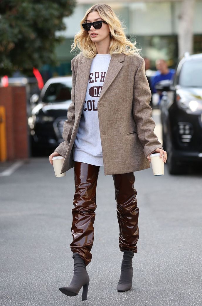 Univerzitní mikiny miluje i modelka Hailey Bieber. S koženkovými kalhoty a sakem vypadají výborně.