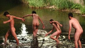 Parta kluků se svlékla do naha a naskákala do řeky