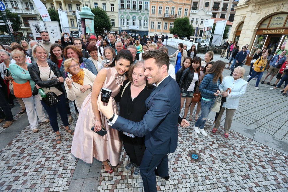 Leoš Mareš s Monikou Koblížkovou fotili selfie s fanoušky.