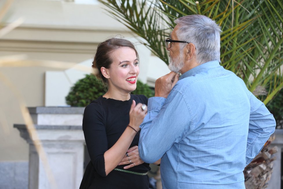 HerečkA Tereza Voříšková se vítala s Jiřím Bartoškou.