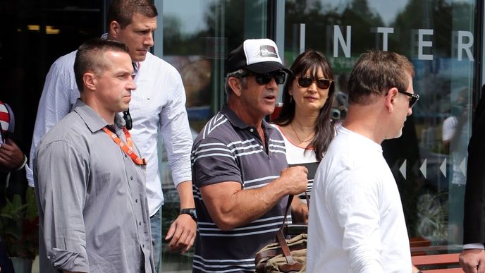 Mel Gibson přiletěl do Karlových Varů