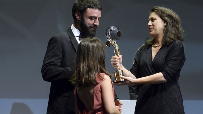 Zakončení 54. ročníku Mezinárodního filmového festivalu Karlovy Vary, 6. července 2019. Režiséři z Bulharska Kristina Grozevová a Petar Valčanov převzali Velkou cenu Křišťálový glóbus pro nejlepší film za snímek Otec. Zády je dcera režisérů.