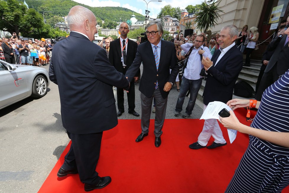 Josefa Somra vítá Jiří Bartoška, šéf karlovarského filmového festivalu.