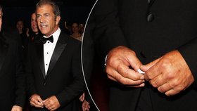 Je vidět, že Mel Gibson přiletěl rovnou z natáčení. Jeho ruce jsou plné oděrek