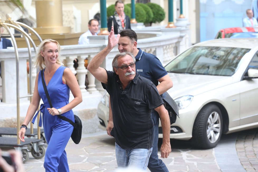 Pavel Zedníček se setkal před hotelem se svými fanoušky.
